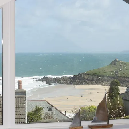 Holiday home Greensleeves,